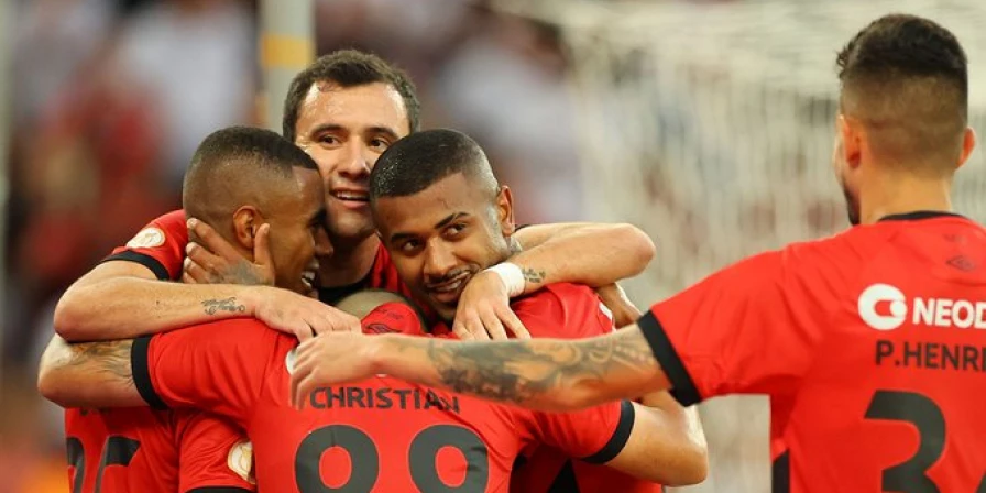 Jogadores do Flamengo celebram vitória na Arena da Baixada