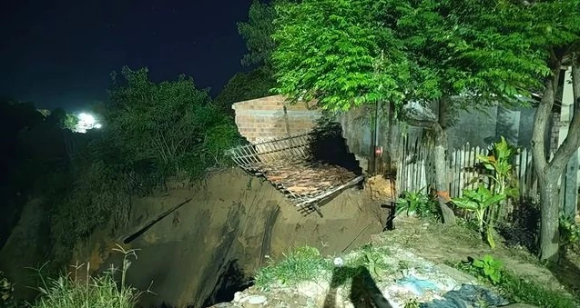 Casa é 'engolida' por voçoroca em Buriticupu. (Foto: Divulgação / CBMMA)
