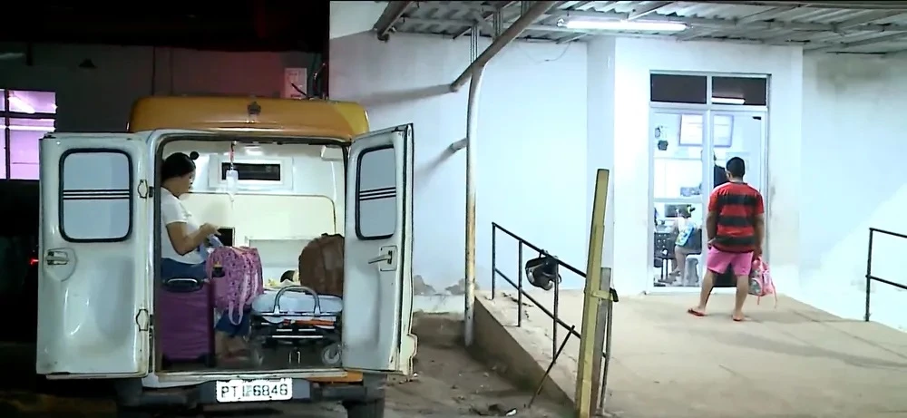 Paciente espera por atendimento dentro da ambulância. (Foto: Reprodução / TV Mirante)