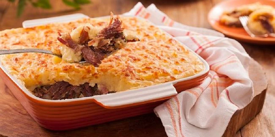 Escondidinho de carne.