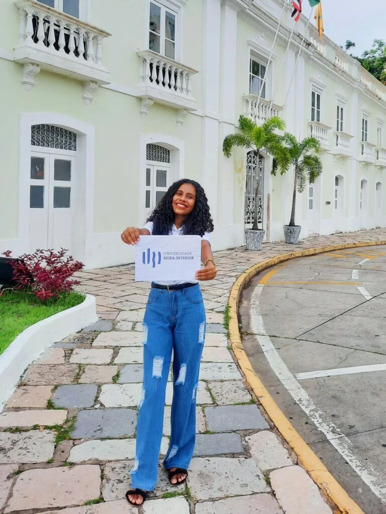 A jovem maranhense, vinda de escola pública, conquistou uma vaga para fazer graduação e mestrado na Universidade Beira Interior. (Foto: Divulgação)