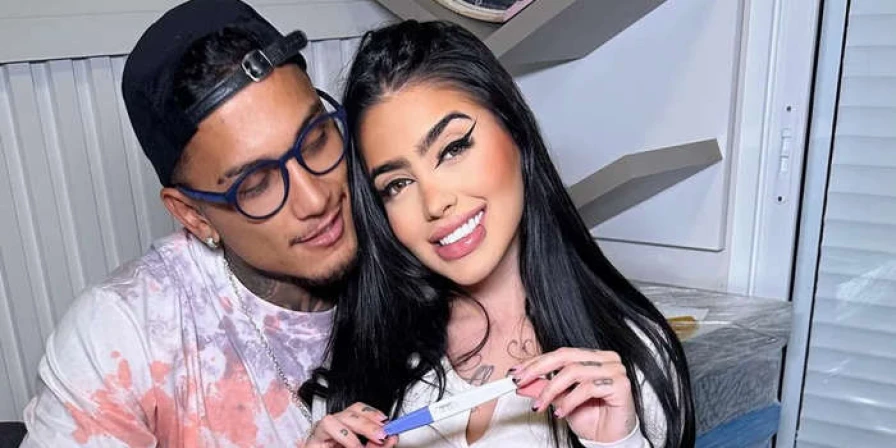 Casal usou as redes sociais para fazer o anúncio.