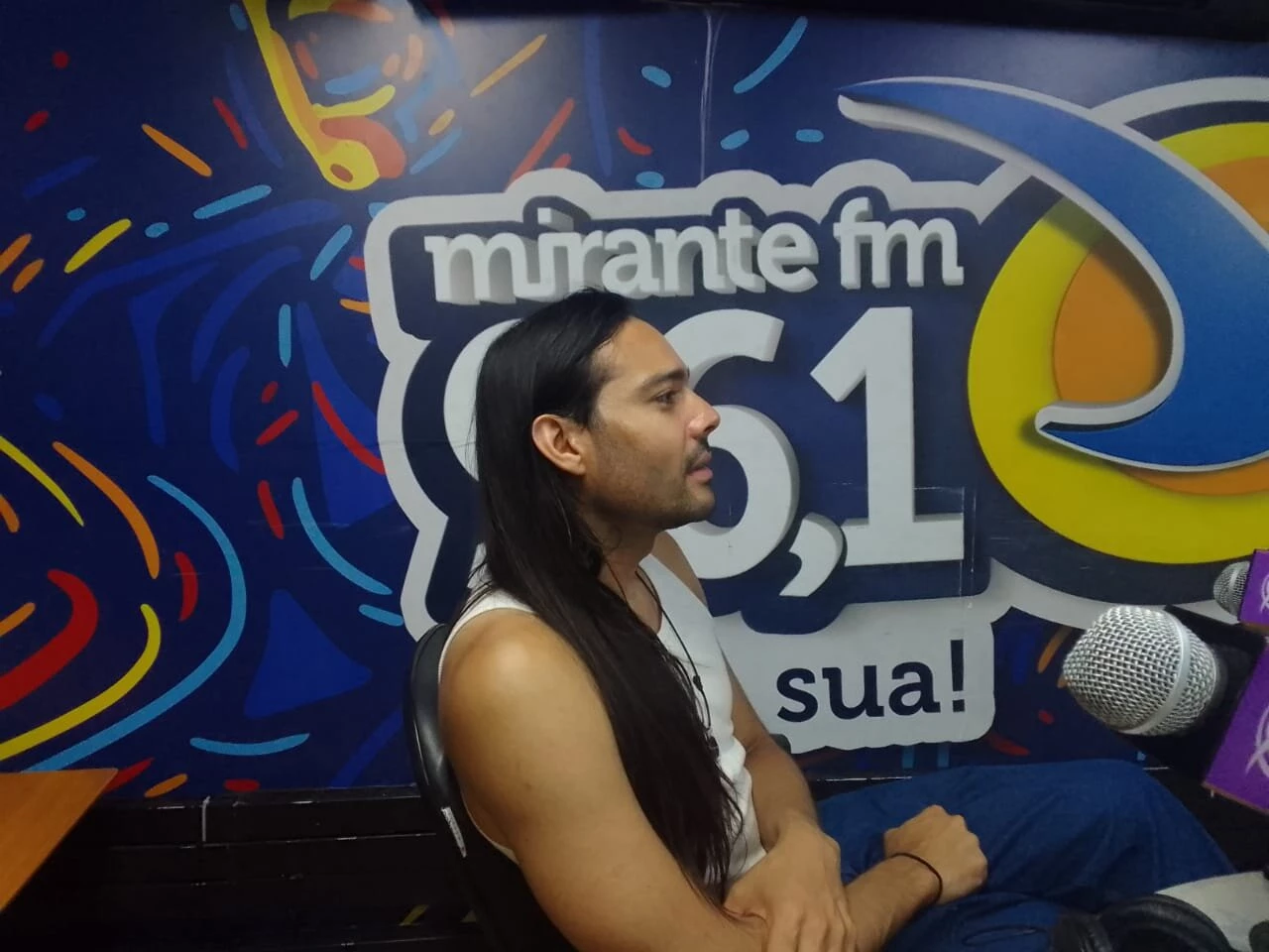 Paolo Ravley no Plugado, na Mirante FM. Foto: Divulgação