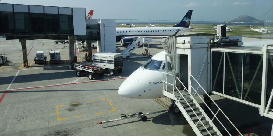 O avião estava em abastecimento. Em seguida, o balão resvalou para a pista e pegou fogo, que foi controlado por funcionários da própria unidade aeroportuária.