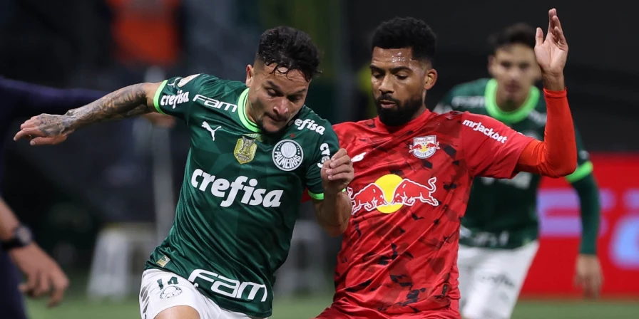 Lance da partida entre Palmeiras e Bragantino.