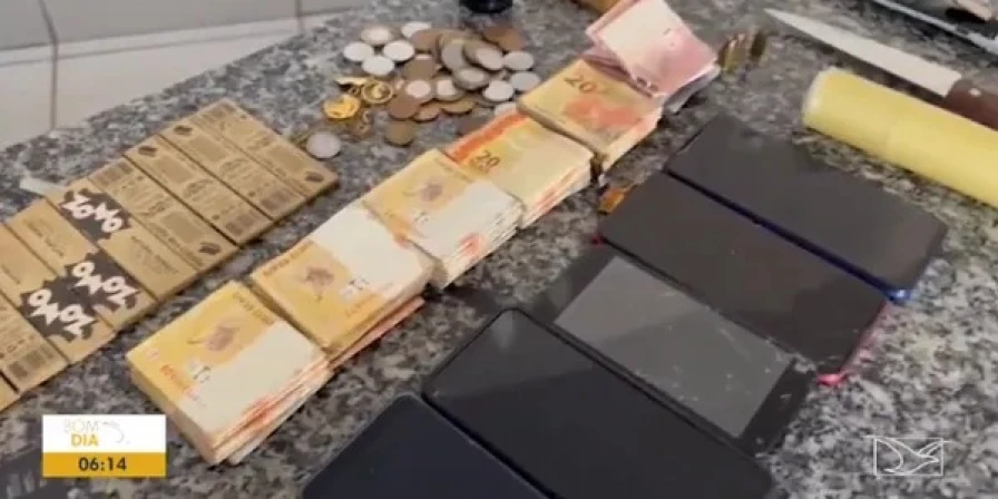 Na residência do suspeito, a polícia apreendeu mais de R$ 6 mil em espécie, diversos aparelhos celulares, maconha e munição.