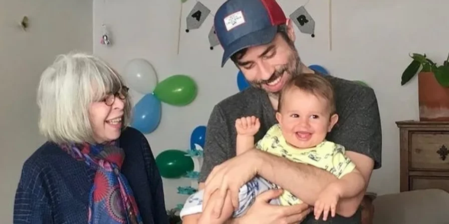 Antônio Lee compartilhou foto da mãe com o filho.