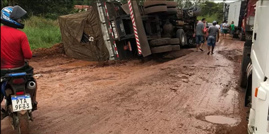 Caminhão que tombou na BR-316 estava carregado com MDF.
