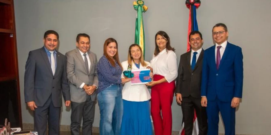 Iracema Vale recebe o planejamento do São João 2023 das mãos das diretoras de Comunicação, Jacqueline Heluy e Glaucione Pedrozo.