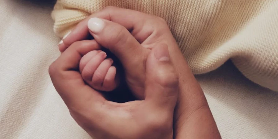 Maite Perroni posta foto com a mão do bebê.