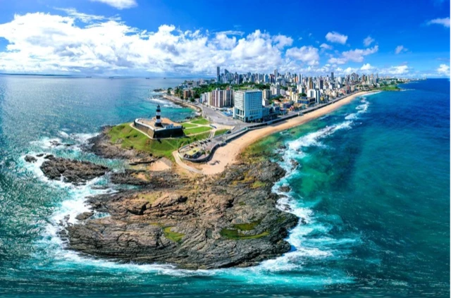 A promoção para a capital baiana é para viagem em abril de 2024. (Foto: Canva)