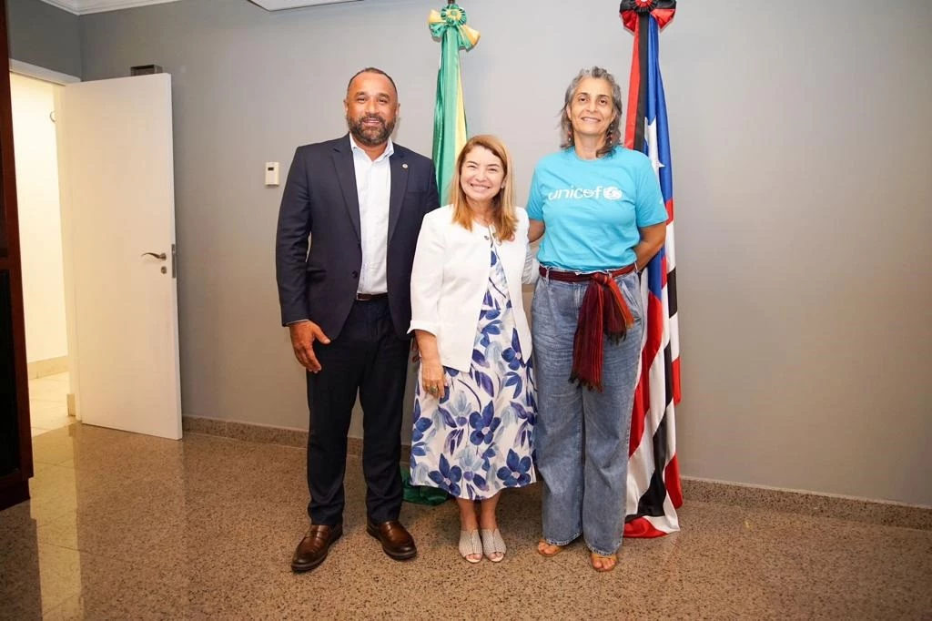 Os deputados Iracema Vale e Roberto Costa com a chefe regional do Unicef, Ofélia Silva, após reunião na Assembleia