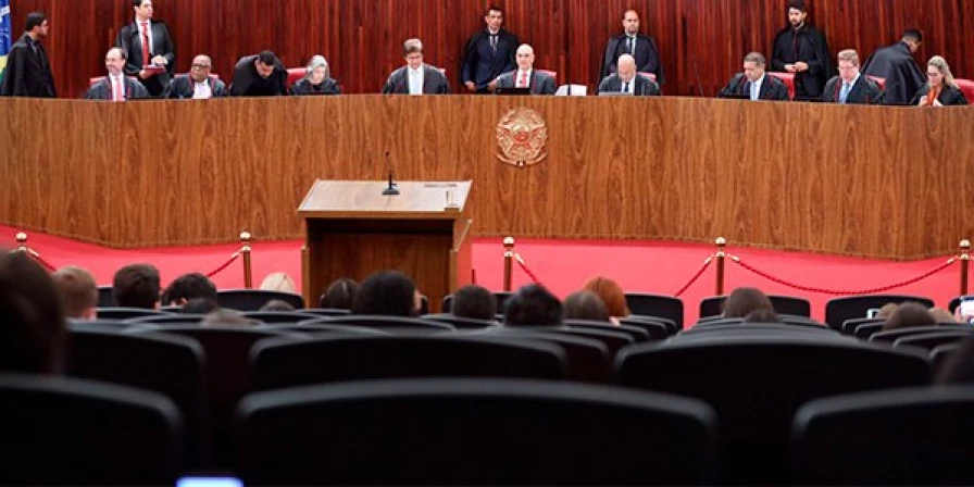 Ministros do TSE julgam ação que pode tornar Bolsonaro inelegível