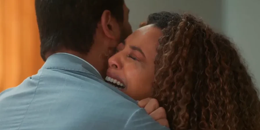 Sol (Sheron Menezzes) se desespera em conversa com Ben (Samuel de Assis) sobre Theo (Emilio Dantas) em Vai na Fé