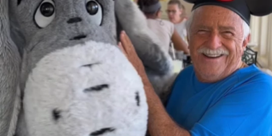Ary Fontoura registra encontro com o burrinho Bisonho, na Disney.