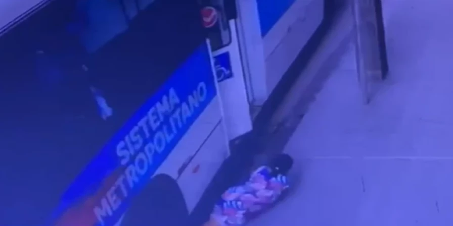 Nessa sexta-feira (19), uma idosa identificada como Maria de Lourdes, de 63 anos, foi atropelada ao descer de um ônibus.