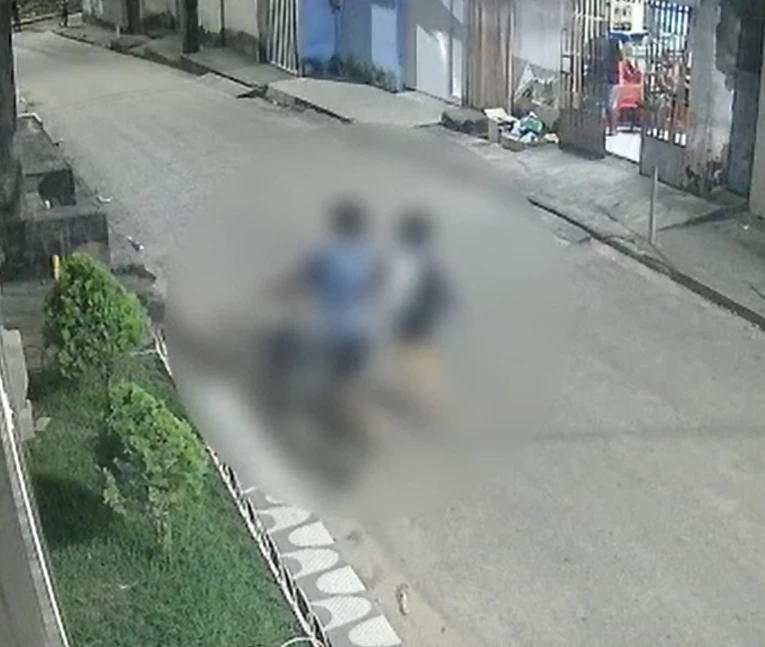 Câmera de segurança registrou adolescentes momentos antes do crime. (Foto: Reprodução)