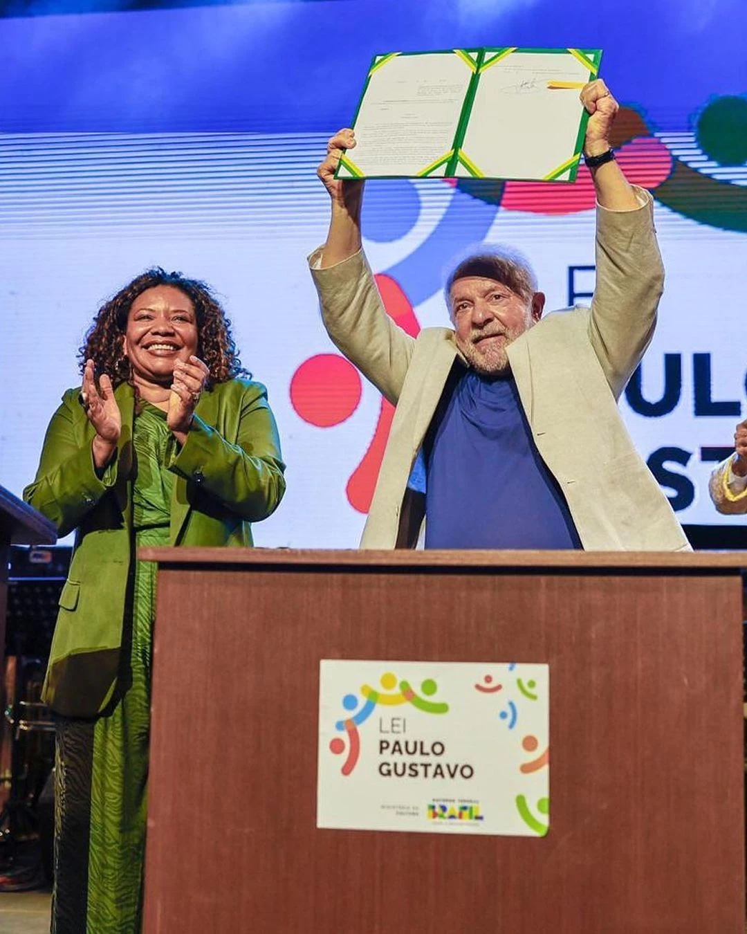 Presidente Lula e a ministra da Cultura, Margareth Menezes, na solenidade de lançamento da Lei Paulo Gustavo, em Salvador, na Bahia.