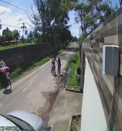 A ação criminosa foi registrada por uma câmera de segurança de uma casa próxima ao local onde o roubo aconteceu. Foto: Reprodução