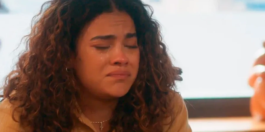 Jenifer fica em choque ao descobrir que Theo abusou de sua mãe em Vai na Fé