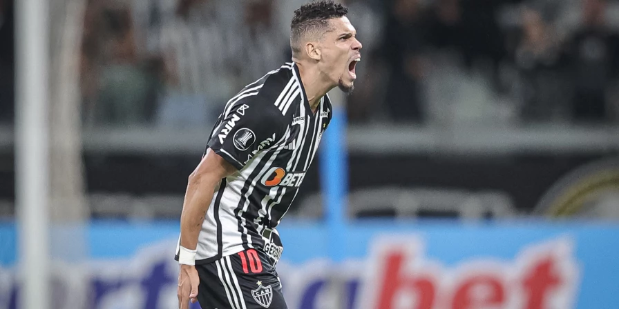 Paulinho foi o destaque da vitória do Atlético-MG sobre o Athletico-PR.
