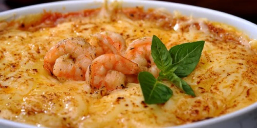 Escondidinho de camarão com aipim.