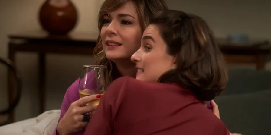 Clara e Helena são flagradas por Rafa em momento de intimidade em Vai na Fé