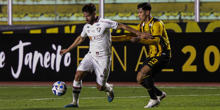 Lance da partida entre The Strongest e Fluminense, pela Copa Libertadores.