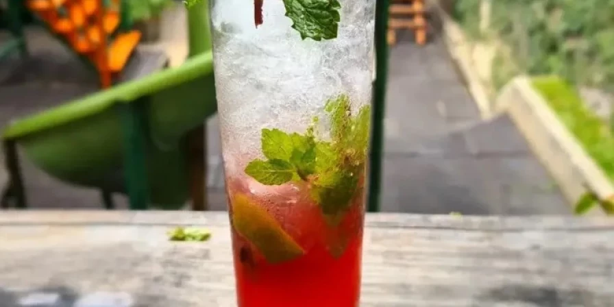 Esse mojito de morango fica tão gostoso que você vai querer preparar sempre!