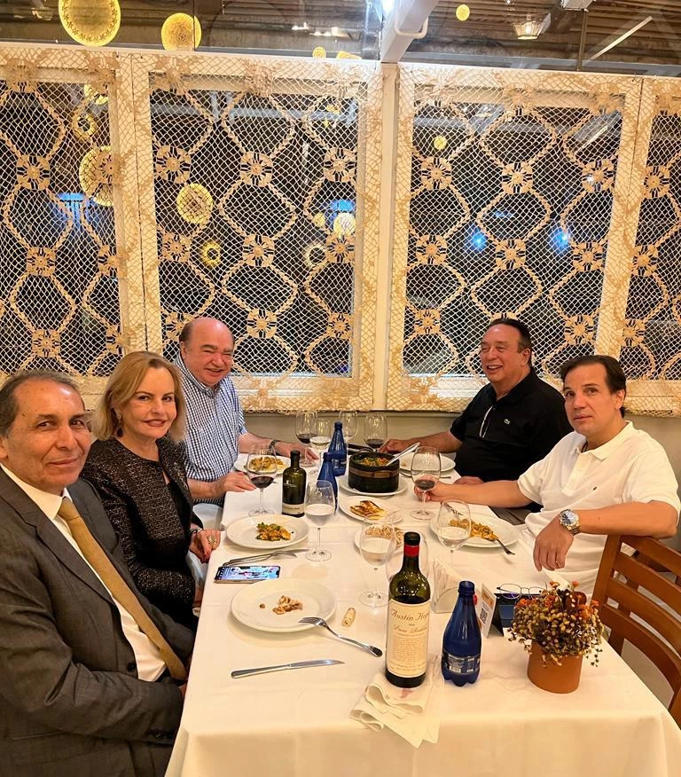 Grupo animado no jantar de domingo no restaurante Cabana do Sol da Ponta do Farol: o casal Rose e Eli Medeiros com o Repórter PH, José Carlos Salgueiro e o filho Glauco