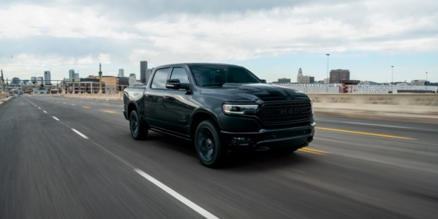 A picape 1500 Limited começa a ser vendida nas opções com acabamento em que se discute uma forma de tornar o carro mais acessível no Brasil. (Foto: Stellantis)