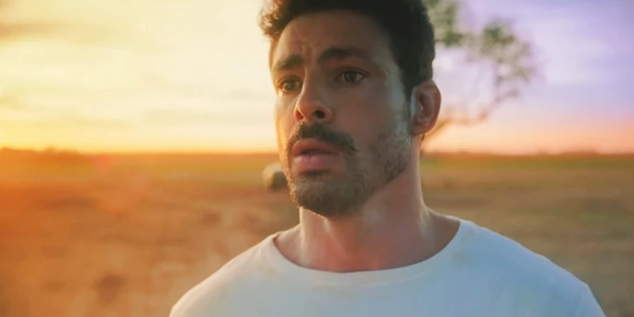 Caio (Cauã Reymond)