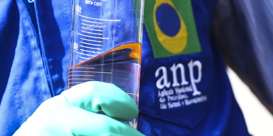 A produção de petróleo do pré-sal atingiu média de 2,3 milhões de barris/dia no ano, representando cerca de 76% da produção total do Brasil.