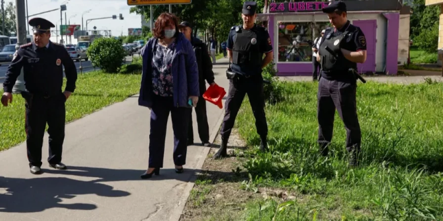 Policiais peritos vasculham local atacado por drones nesta terça-feira