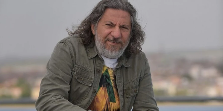 Fuzy Beydoun, da Tribo de Jah, no programa falando de doc. sobre a band a Rota das Emoções. Foto: Divulgação