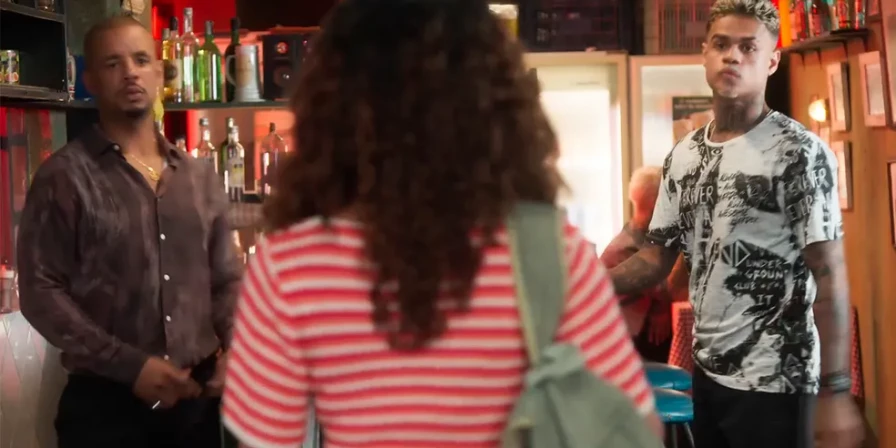 Jenifer flagra Hugo conversando com Orfeu no bar em Vai na Fé