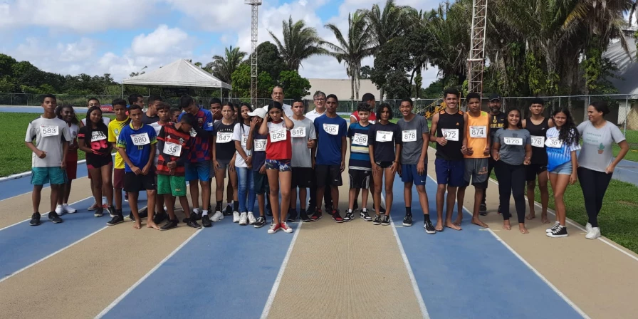 Campeões do atletismo dos JERIs 2023 são premiados.