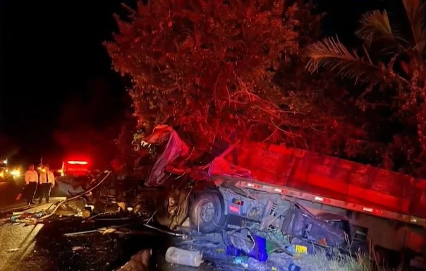 Carreta e ônibus colidiram na GO-164. (Foto: Reprodução)