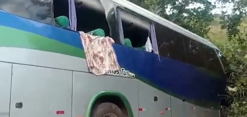Ônibus com 40 ocupantes bateu em carreta. (Foto: Reprodução)