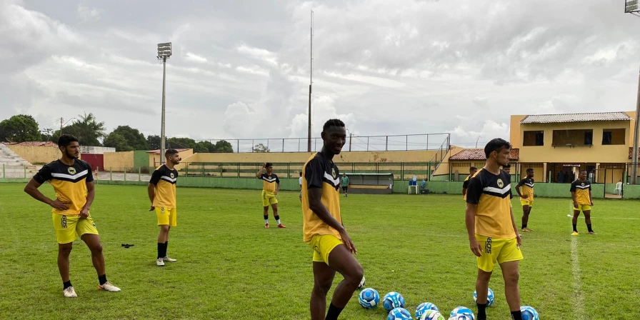 Equipe do Cordino em treino no estádio Leandrão