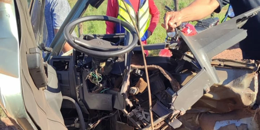 As imagens do estado dos automóveis após a colisão impressionam e evidenciando a gravidade da batida.