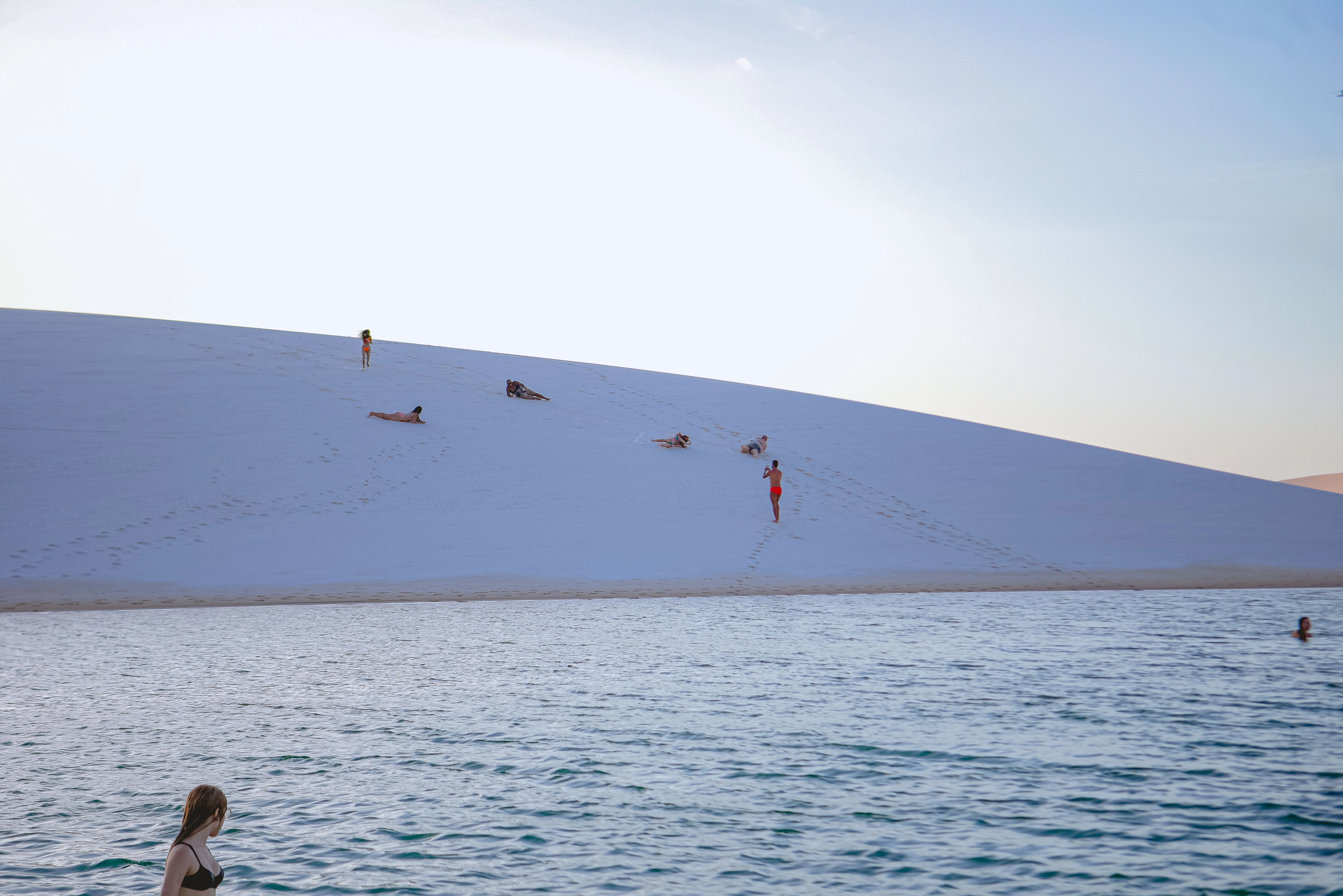 (Foto: Kayo Sousa/Divulgação) Convidados aderiram à brincadeira de rolar na areia até as piscinas naturais