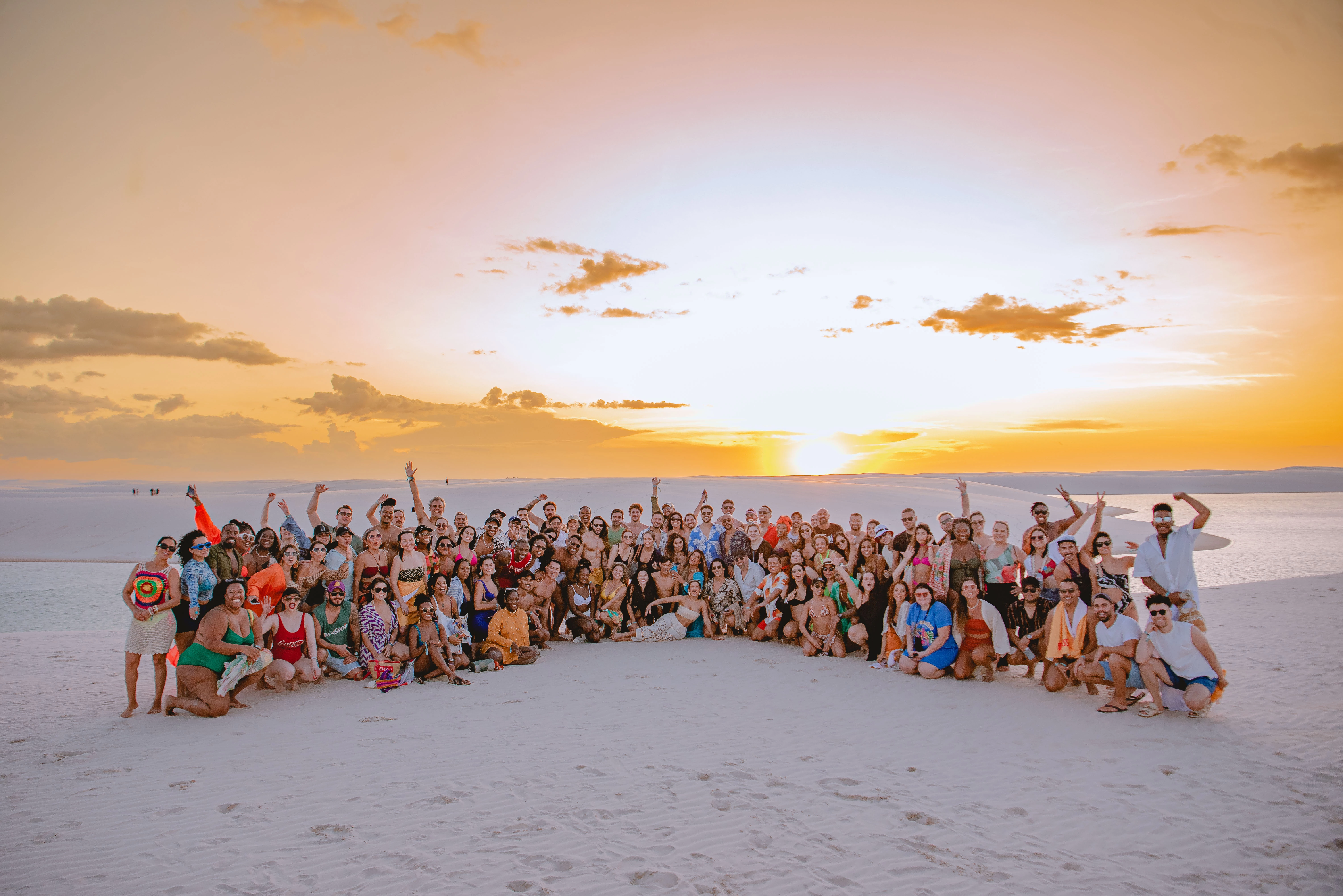 (Foto: Kayo Sousa / Divulgação) Grupo posa em cenário dos Lençóis Maranhenses