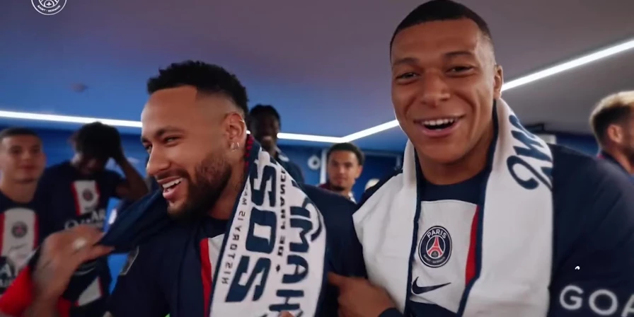 Neymar e Mbappé na festa do PSG por título francês