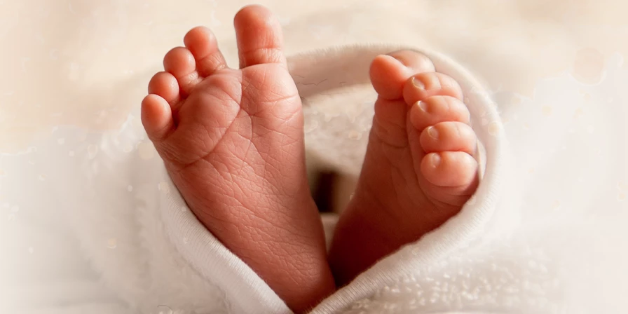 O teste do pezinho coleta sangue no calcanhar do bebê e permite rastrear e identificar doenças no recém-nascido.