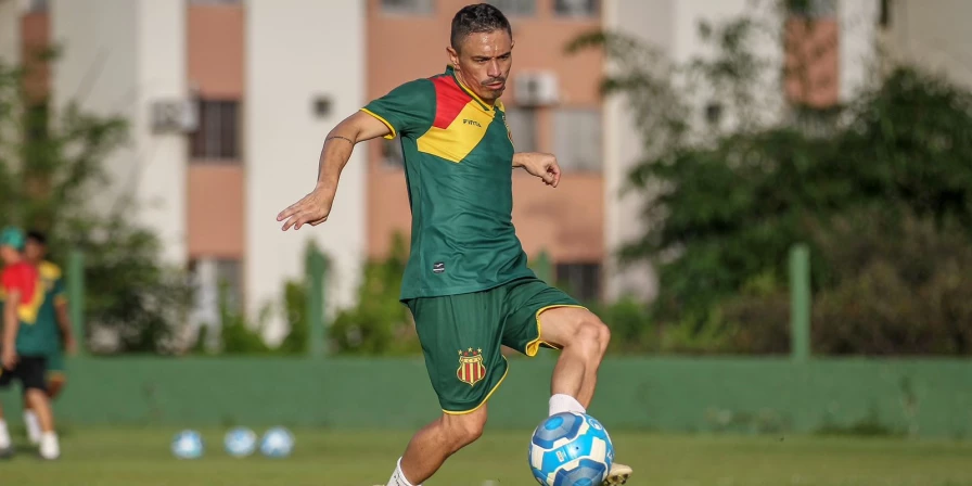 O atacante Pimentinha durante treino do Sampaio Corrêa.