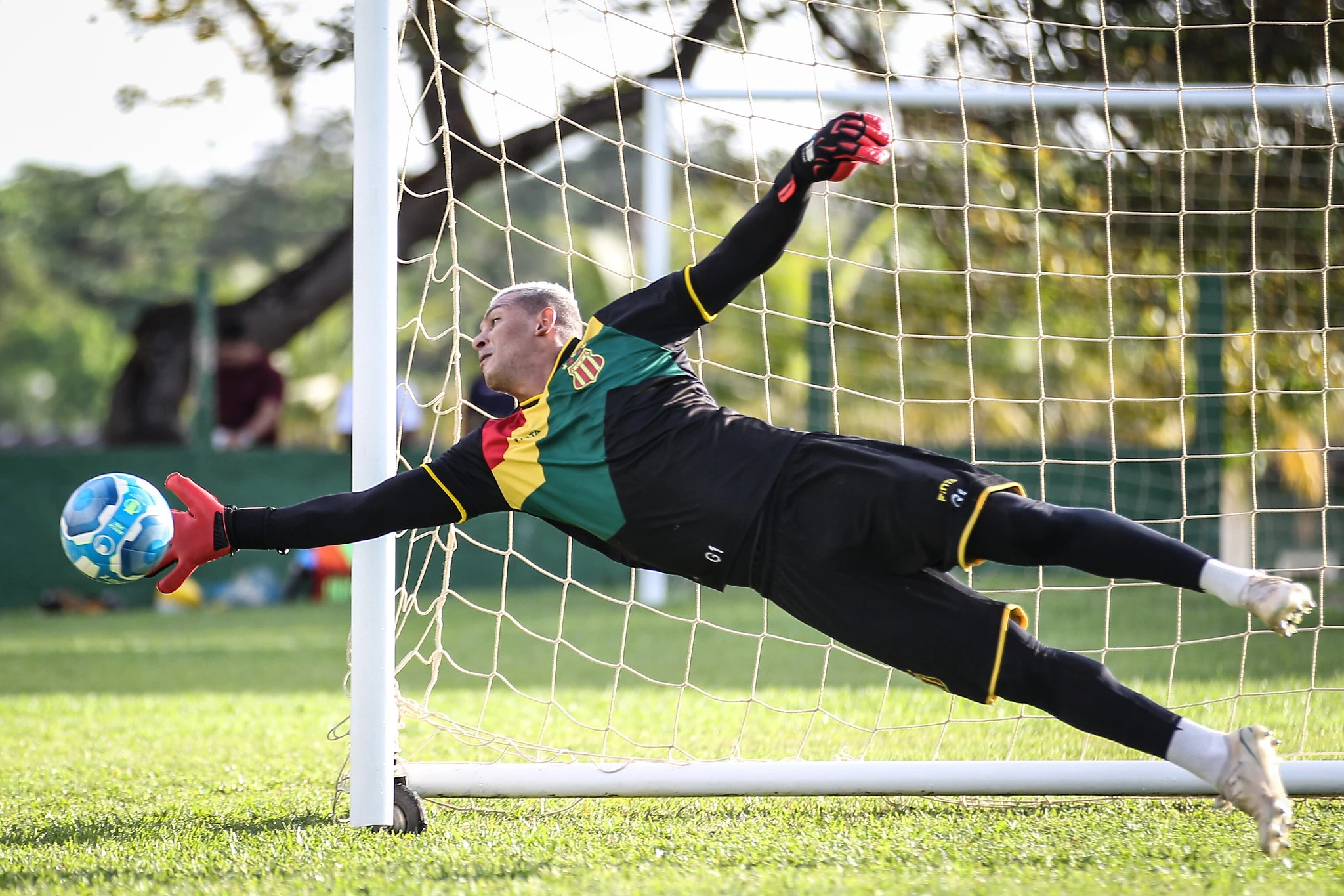 Goleiro Luiz Daniel no último treino do Sampaio antes do duelo desta quarta-feira (7) ( Foto - Ronald Felipe / Sampaio Corrêa)