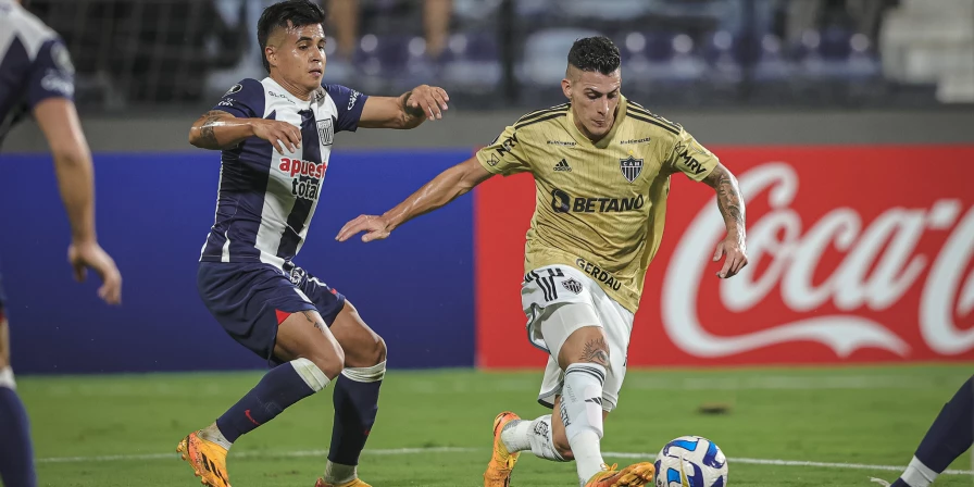 Lance da partida entre Alianza Lima e Atlético-MG.
