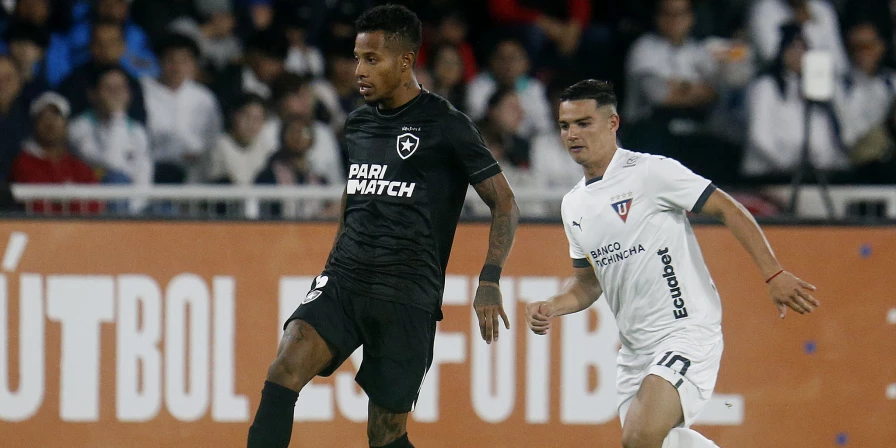 Lance da partida entre LDU e Botafogo, pela Copa Sul-Americana.