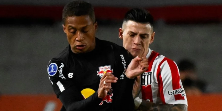 Lance da partida entre Estudiantes e Bragantino, pela Copa Sul-Americana.